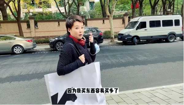 袁立为什么不演戏了?现身路边摊大口嗦粉