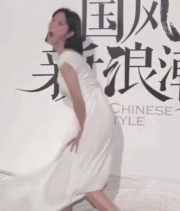 蒋依依是谁的女儿啊?红毯拍照把裙尾扯掉了