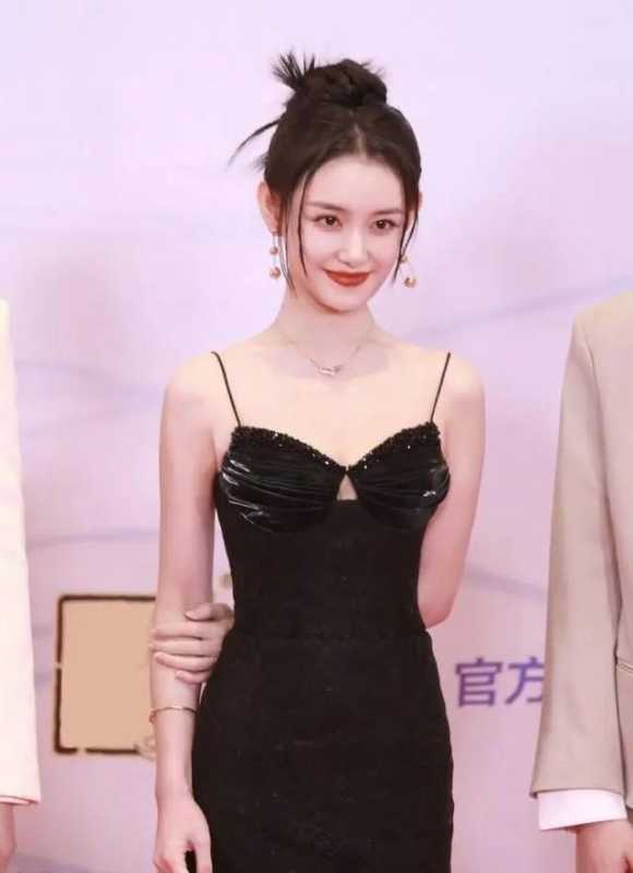 蒋依依是谁的女儿啊?红毯拍照把裙尾扯掉了