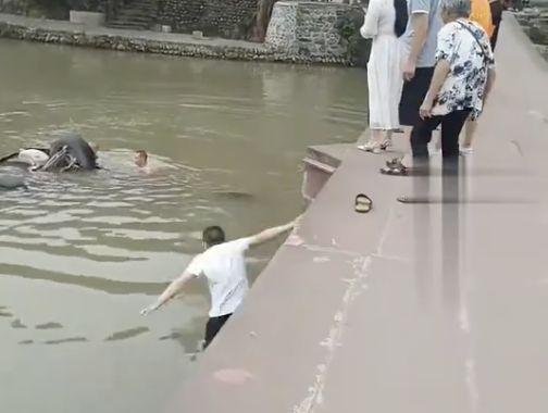 四川路人串串式集体跳水救人