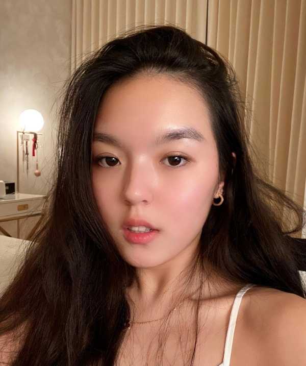 李咏女儿出道当演员为何引争议