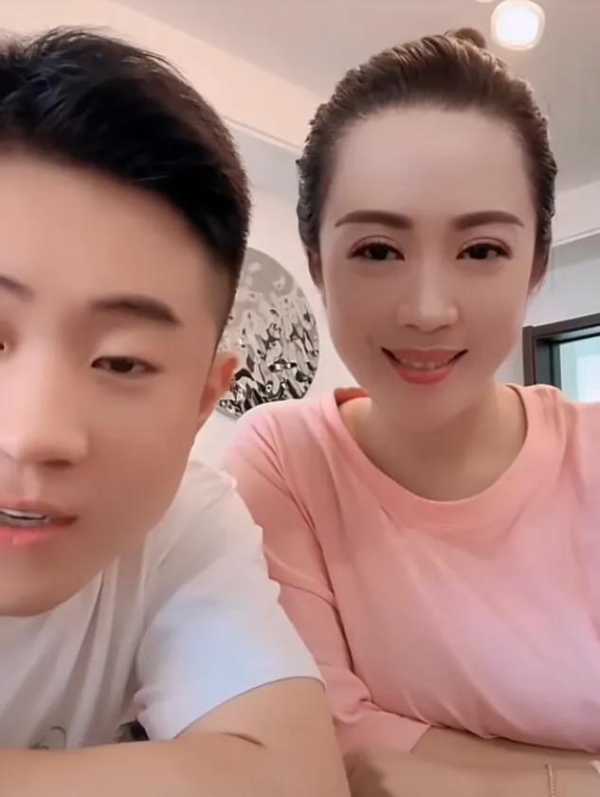 王小利刘能儿子王亮婚后看望母亲温美玲