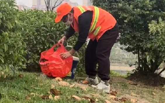 6岁清华硕士做环卫工!年轻人做环卫工可以吗"