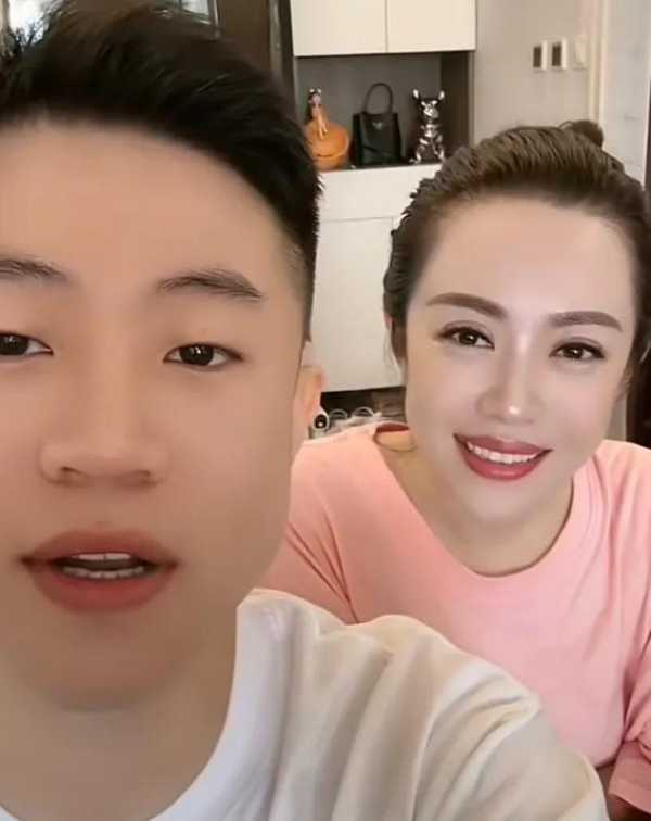 王小利刘能儿子王亮婚后看望母亲温美玲