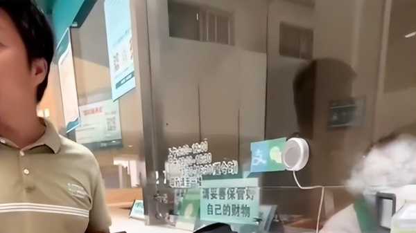 男子在医院问询时遭工作人员嘲讽