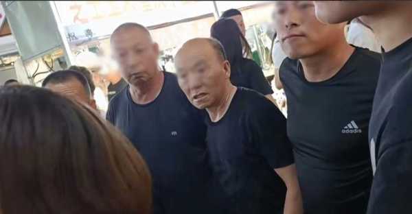 太原骂人水果捞摊位被扔鸡蛋!附近商户受牵连