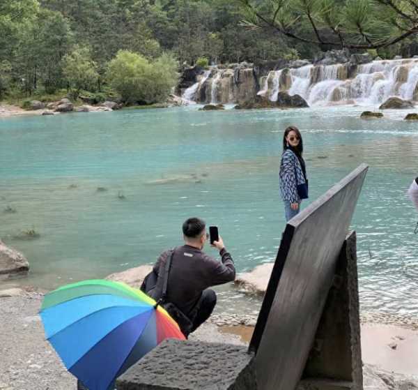 张馨予近况如何?夫妇游丽江 女儿留家上学