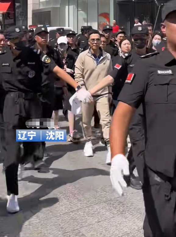 甄子丹为排场大道歉!数十名保镖围成人墙