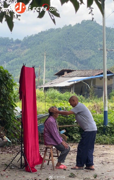 “我帮全村的老人拍好了遗照”