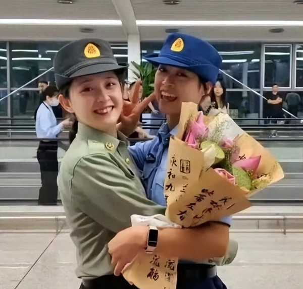 双胞胎兄弟当兵的新闻!退役全家60多人接站