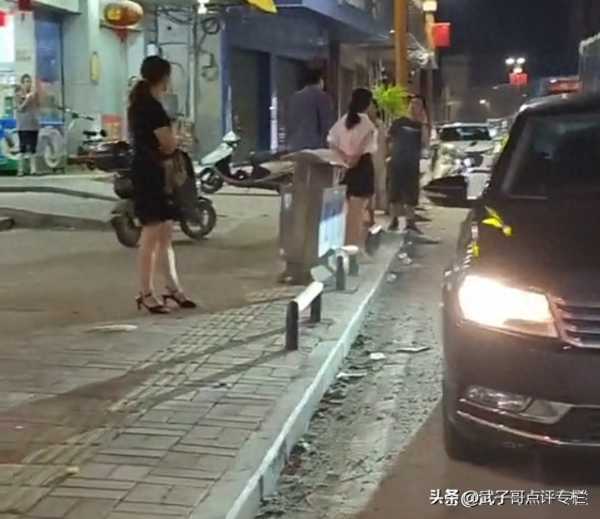 两车轻微剐蹭致堵车 路过司机怒怼