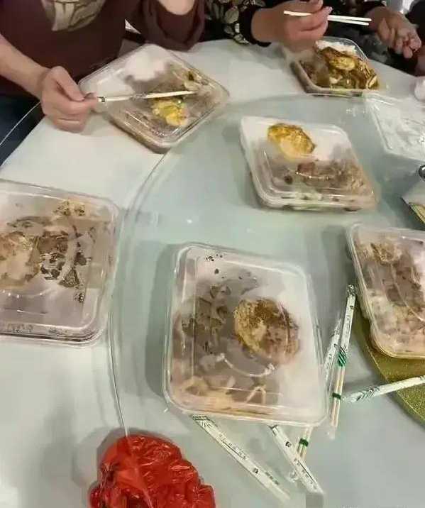 网友吃席发现每人面前都是盒饭