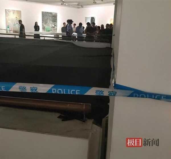 广东一高校老师美术馆看展时坠亡