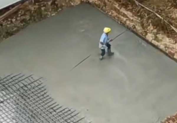 工人浇筑水泥时抽走20根钢筋被质疑