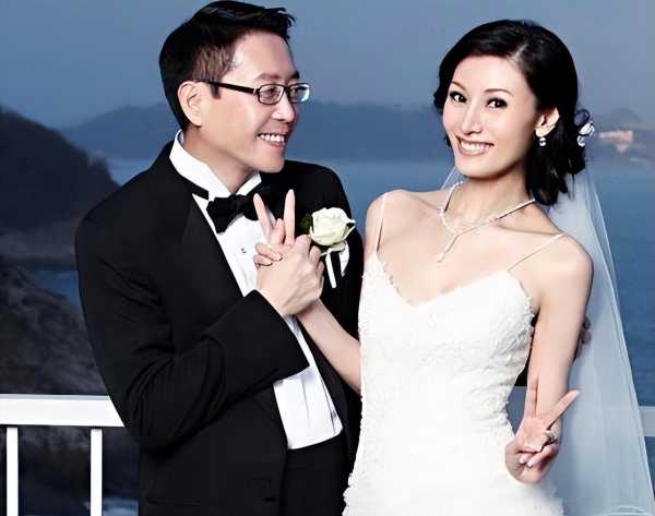 李嘉欣晒夫妻合照庆结婚15周年