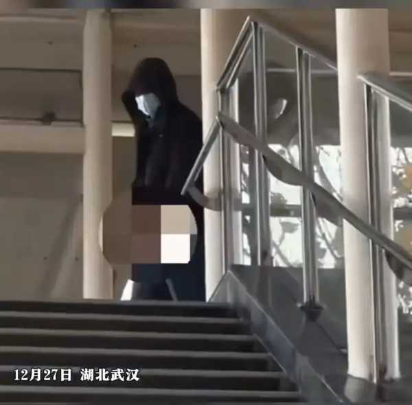 男子地铁站露下体!女生拍摄并报警