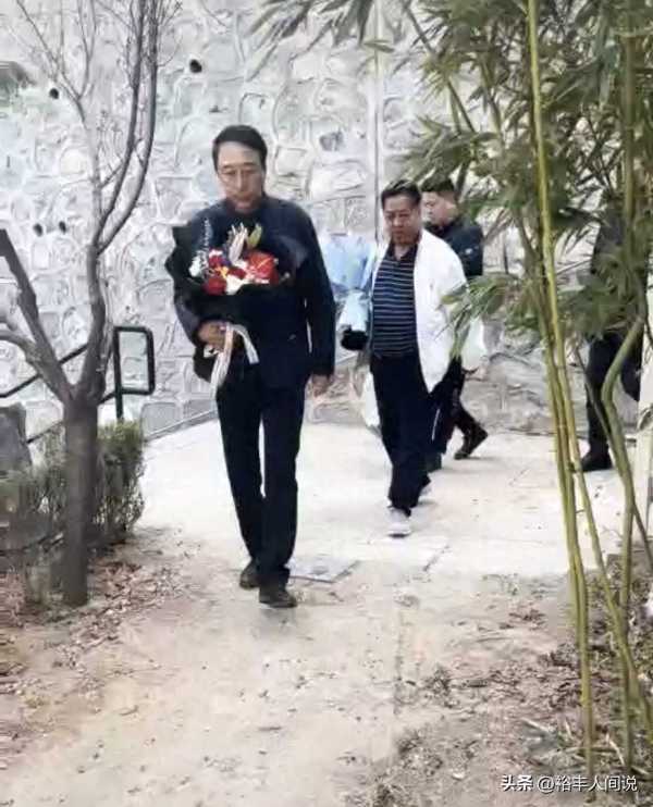 冯巩携徒弟祭拜恩师马季!贾玲缺席遭质疑