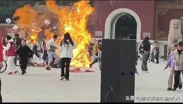 两摊贩起争执 氢气球瞬间爆炸起火