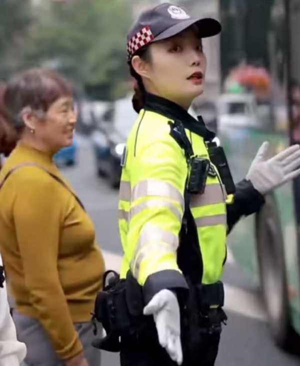 武汉90后温柔女交警回应走红