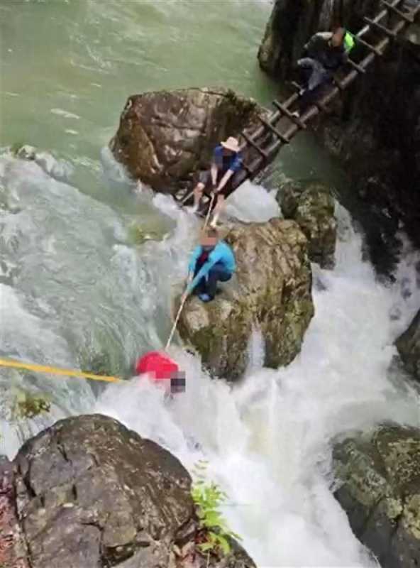 浙江2名游客落水失联已超18小时