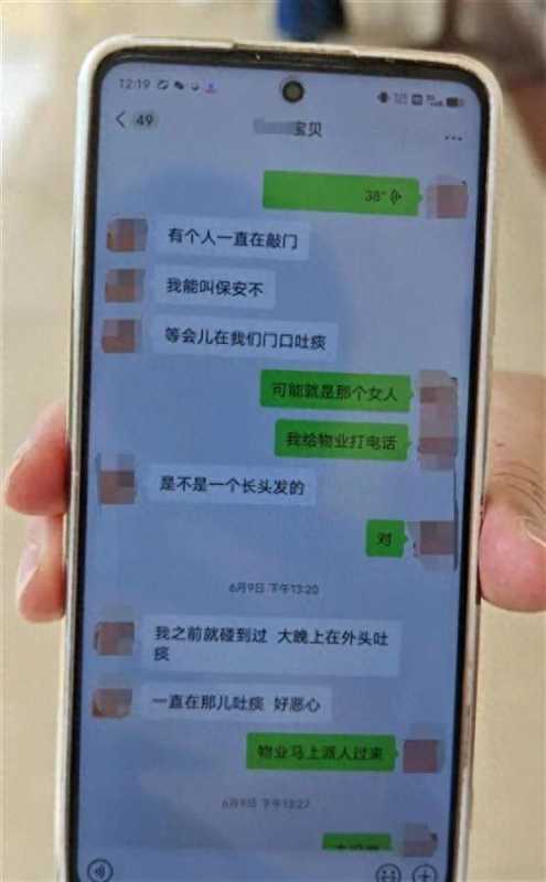 女子在家门口遇害 小区女邻居被拘