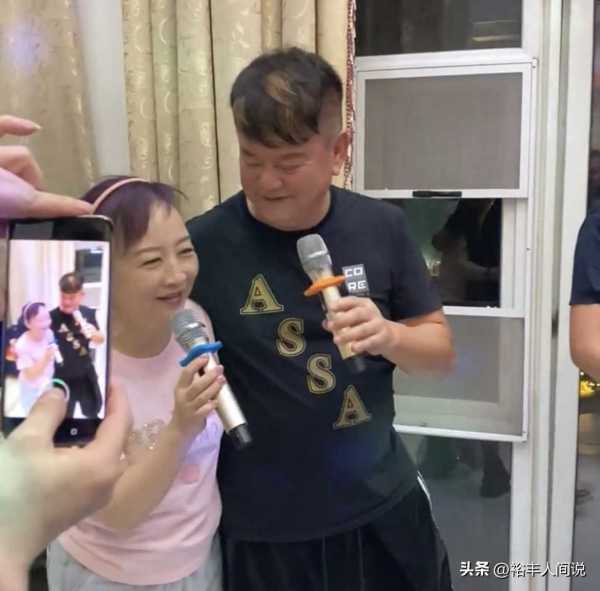 陈百祥携妻子庆结婚45周年!恩爱搂肩无儿女