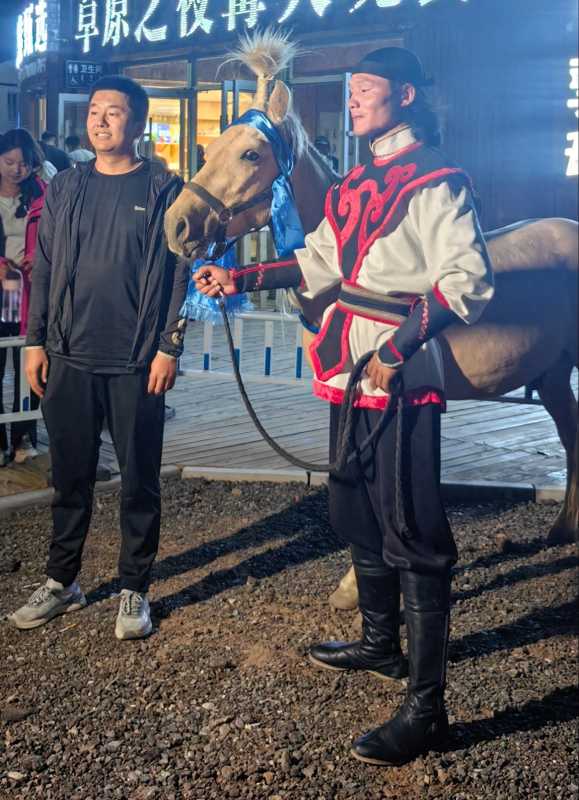 游客内蒙古旅游抽奖抽到一匹马