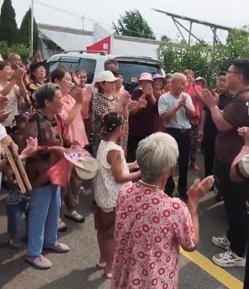 博士村干部任期结束 村民含泪送别