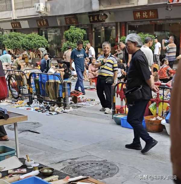 霍震霆家族是做什么的?国庆逛地摊市场