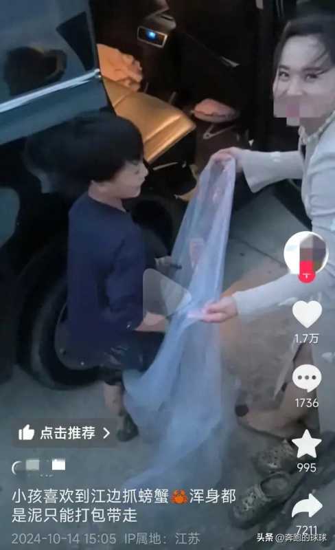 男孩浑身是泥被妈妈用塑料袋带走