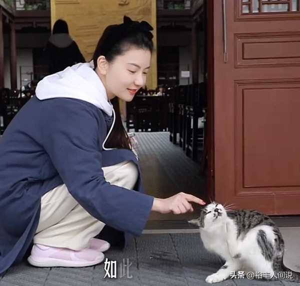 猴哥说车的老婆何钰欣前往寺庙静修